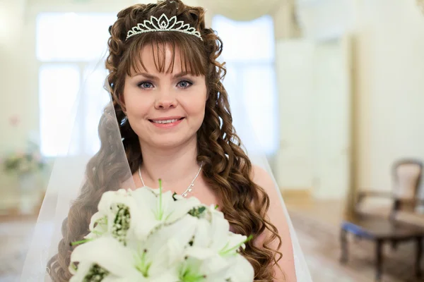 Bela noiva russa caucasiana em vestido branco e com flores lírios — Fotografia de Stock