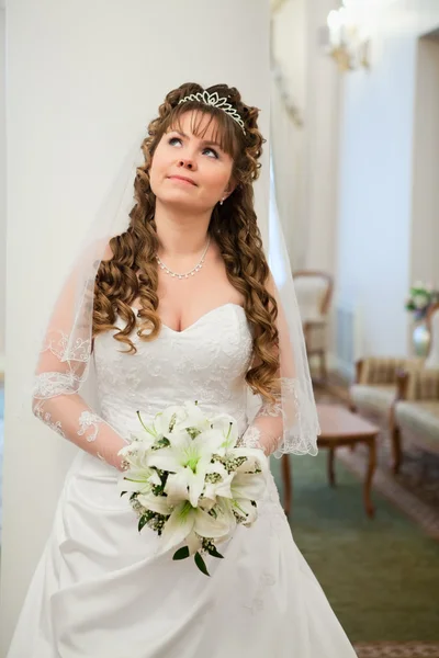 Όμορφη καυκάσιος ρωσική νύφη σε λευκό φόρεμα και με λουλούδια κρίνοι — Φωτογραφία Αρχείου