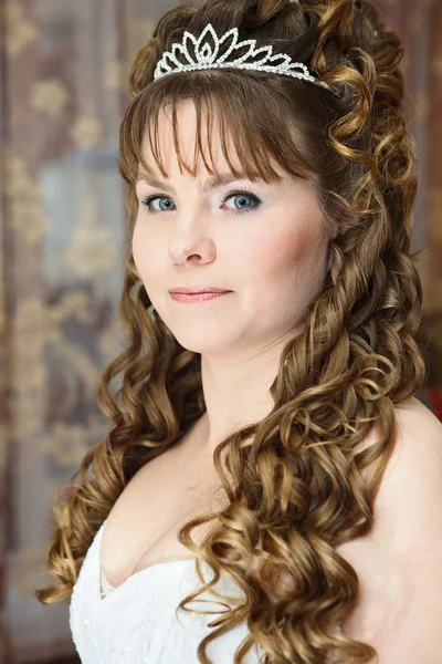 Beauté jeune femme caucasienne avec les cheveux bouclés et la couronne sur pétrin — Photo
