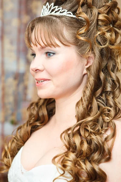 Krása kavkazské dívka s kudrnatými vlasy a korunu na nead — Stock fotografie