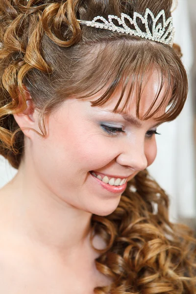 Belleza joven mujer caucásica con pelo rizado y corona en nead — Foto de Stock