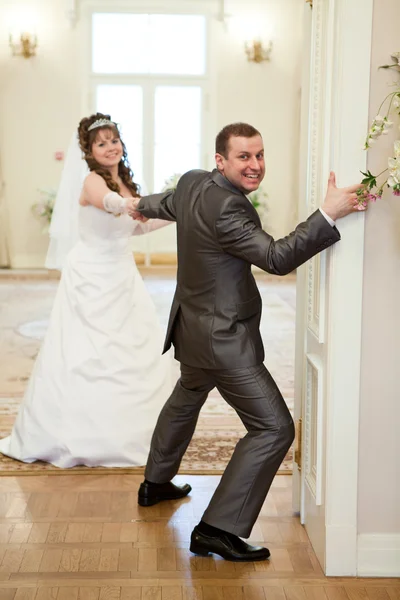Mutlu beyaz yeni evli çift düğün Office — Stok fotoğraf