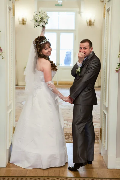Feliz caucásico recién casados pareja en boda oficina — Foto de Stock