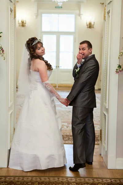 Heureux caucasien nouvellement marié couple dans mariage bureau — Photo