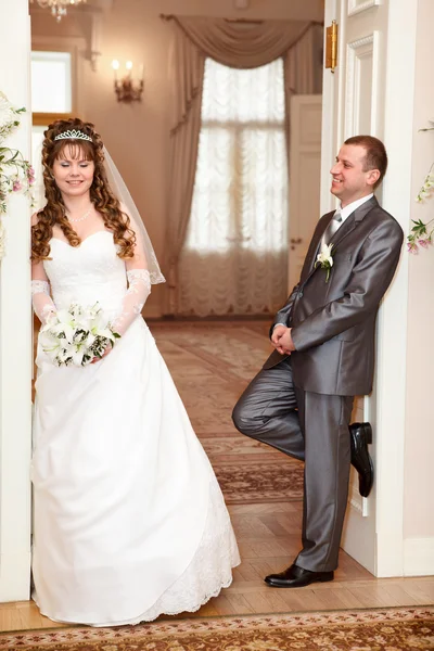 Felice coppia di sposi caucasici in ufficio di nozze — Foto Stock