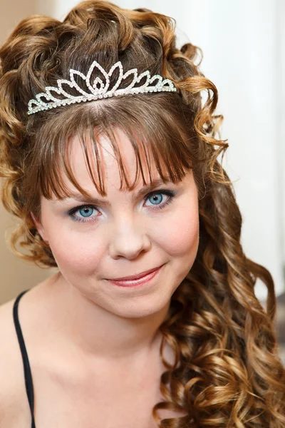 Kaukázusi fiatal nő szépségét a göndör haj, és a korona a nead — Stock Fotó