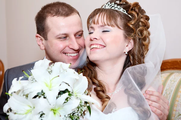 Liefdevolle bruidspaar — Stockfoto
