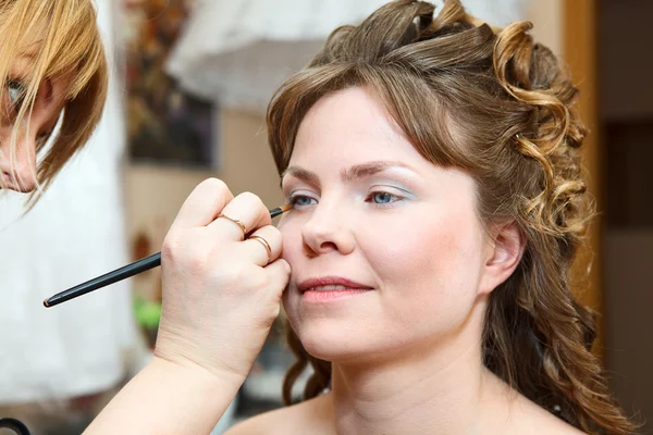 Mulher branca rosto close-up com maquiagem aplicando — Fotografia de Stock