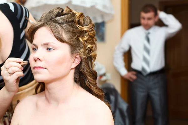 Bruidskamer make-up voor bruiloft en wachten en ongerust bruidegom — Stockfoto