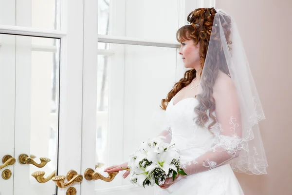 ユリの花と白いドレスで美しいの白人のロシア語の花嫁 — ストック写真