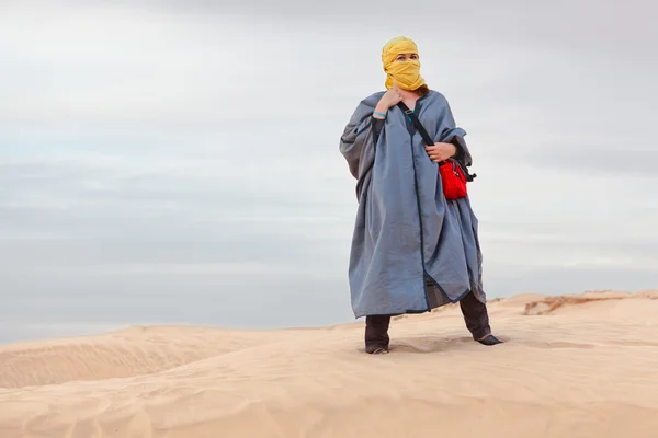 Kobieta w odzież beduińskie stojąc na wydmy pustyni — Zdjęcie stockowe