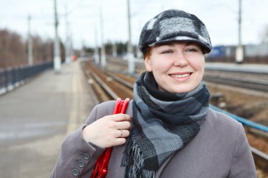 kap ayakta tren istasyonu mutlu gülümseyen kadın portresi