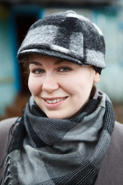 Gelukkig lachende vrouw close-up portret in cap en sjaal — Stockfoto