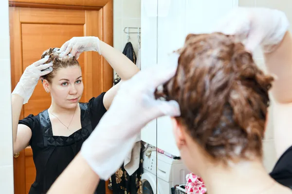 Retrato de mulher bonita branca bonita tingimento cabelos no banheiro doméstico — Fotografia de Stock