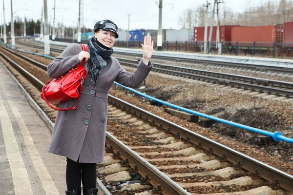 Retrato de moda feliz jovem caucasiana em pé na estação ferroviária. Olhando para longe. Espaço de cópia — Fotografia de Stock