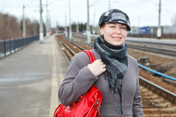 Genç beyaz kadın ayakta demiryolu platformu — Stok fotoğraf