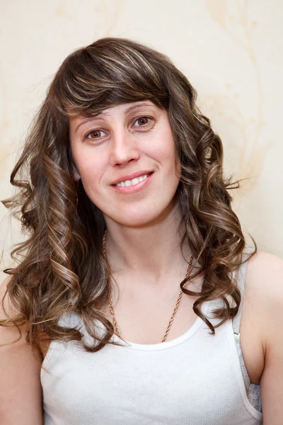 Πορτρέτο των νέων καυκάσιος γυναίκα ομορφιά με σγουρά μαλλιά. Κοιτάζοντας την κάμερα και να χαμογελά. copyspace — Φωτογραφία Αρχείου