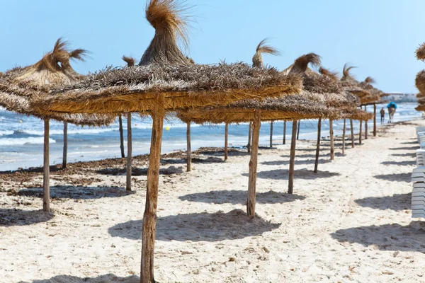 Pobřeží Středozemního moře bouřlivé moře a prázdné písečnou pláž se slunečníky — Stock fotografie