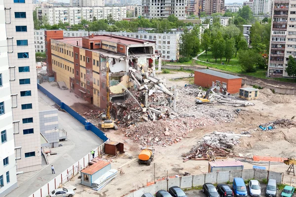 Building demolition for construction of parking for the office center at the Constitution Square, St Petersburg, Russia — Stock Photo, Image