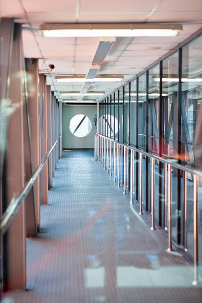Круглое окно в конце коридора аэропорта — стоковое фото