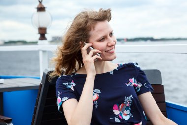 gemi Café içinde cep telefonu kadın konuşma