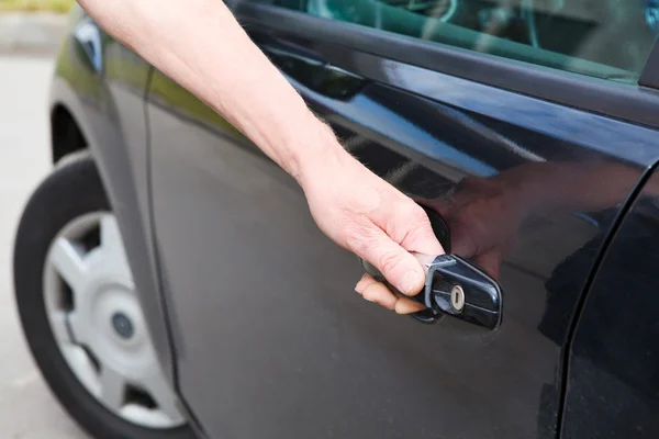 Homem caucasiano mão segurando porta do carro — Fotografia de Stock