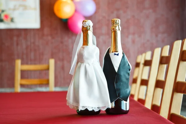 Dos botellas de champán en la mesa —  Fotos de Stock