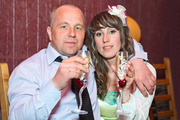 Portrait de l'homme et la femme caucasien avec verres à vin — Photo