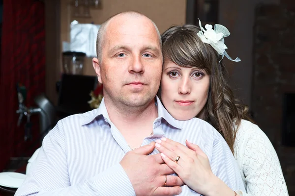 Kaukasische man en vrouw portret permanent samen binnen — Stockfoto