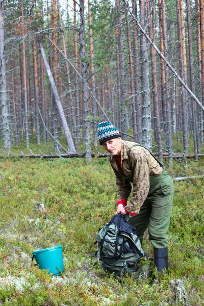 Adam bir sırt çantası ile ormanda — Stok fotoğraf