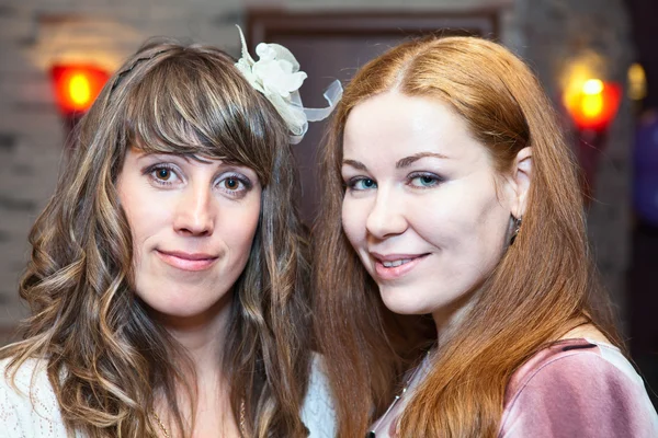 Zwei junge schöne Frauen, die zusammen stehen und lächeln — Stockfoto