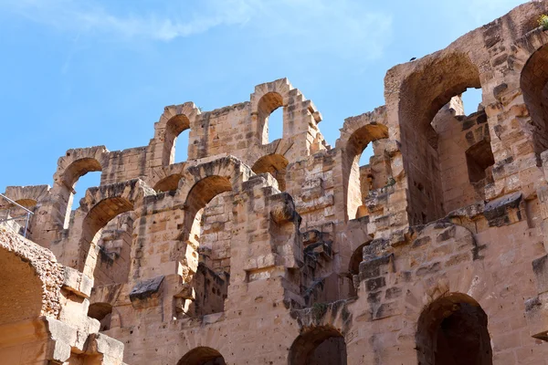 Lebontották az ősi falak és romok El Djem, Tunézia tunéziai amfiteátruma boltozatok — Stock Fotó