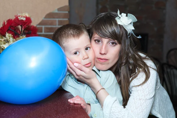 Mladá maminka a malé dítě všeobjímající získat — Stock fotografie