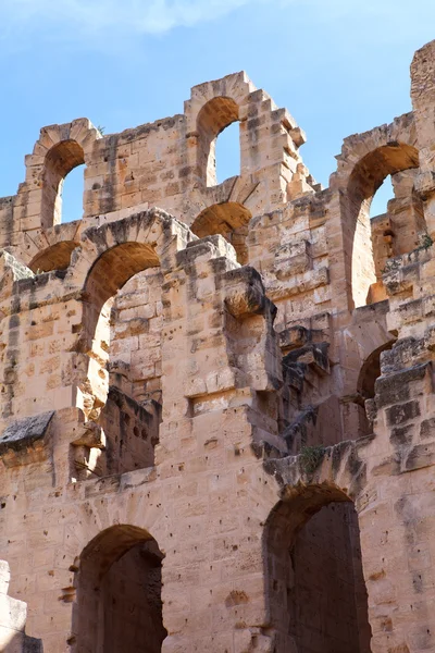 Muros antigos demolidos e arcos de ruínas no Anfiteatro da Tunísia em El Djem, Tunísia — Fotografia de Stock