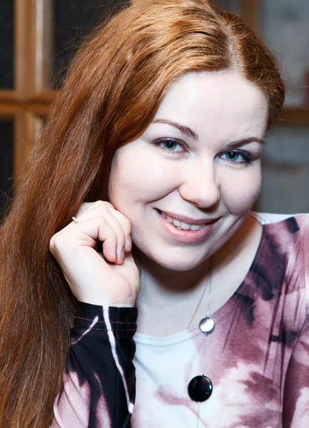 Közeli kép a csinos, fiatal kaukázusi nő portré — Stock Fotó
