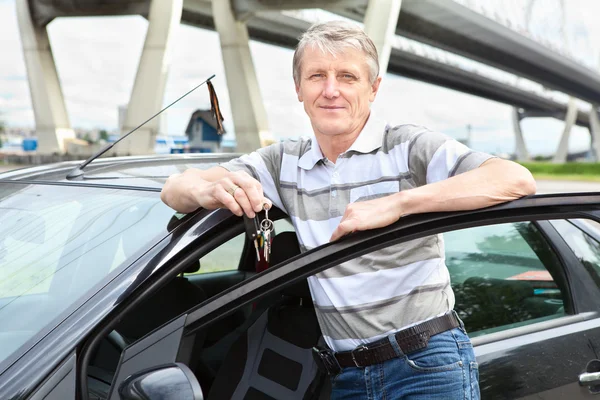 Kendi arazi aracın yanında araba anahtar konumu olan mutlu olgun sürücüsü — Stok fotoğraf