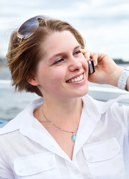 휴대 전화에 선글라스와 흰 셔츠에 행복 한 여자. — 스톡 사진
