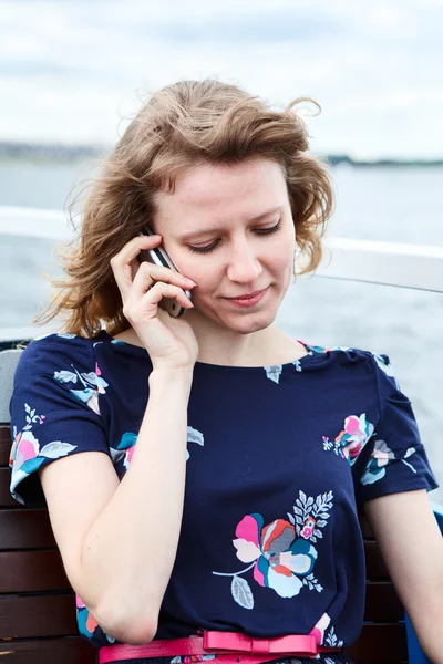Νεαρή μια καυκάσιος γυναίκα μιλώντας στο κινητό τηλέφωνο — Φωτογραφία Αρχείου