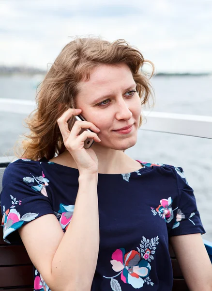 Jovem uma mulher caucasiana chamando no telefone celular — Fotografia de Stock