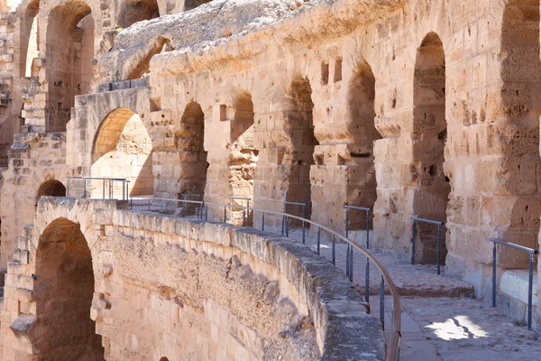 Murallas antiguas demolidas y arcos de ruinas en el Anfiteatro Tunecino en El Djem, Túnez —  Fotos de Stock