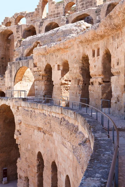 Demolished ancient walls and arches of ruins in Tunisian Amphitheatre in El Djem, Tunisia — Stock Photo, Image
