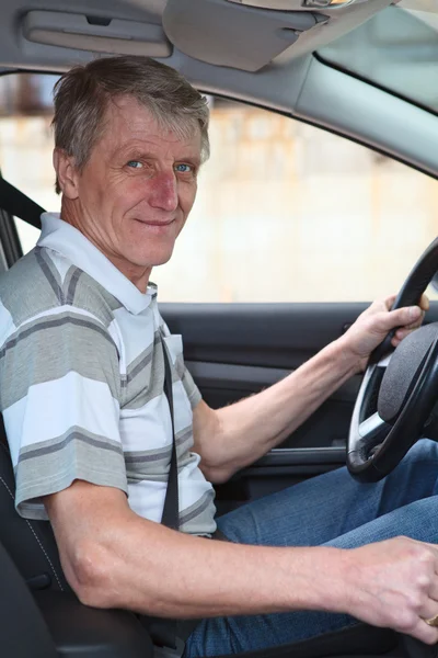 Ältere erfahrene Fahrer ein kaukasischer Mann sitzt in seinem Auto — Stockfoto