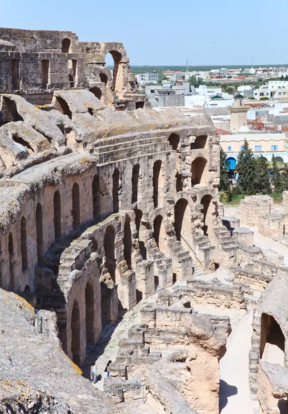 Vista dall'alto delle mura demolite e tribuni intorno arena principale di tunisino anfiteatro di el djem, tunisia — Foto Stock