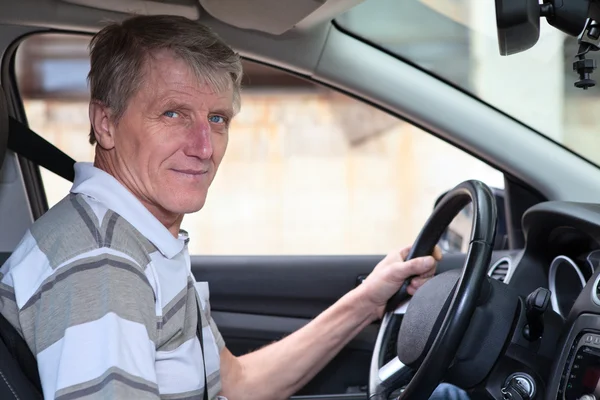 Deneyimli şoför olgun beyaz erkek direksiyon kendi arabanın içinde tutar. — Stok fotoğraf