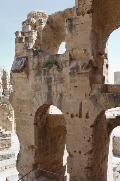 Знесені древніми стінами і арки руїн у Туніський амфітеатру в Ель Djem, Туніс — стокове фото