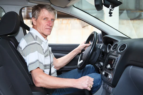 Ervaren bestuurder volwassen Kaukasische man zit binnenkant van eigen auto — Stockfoto