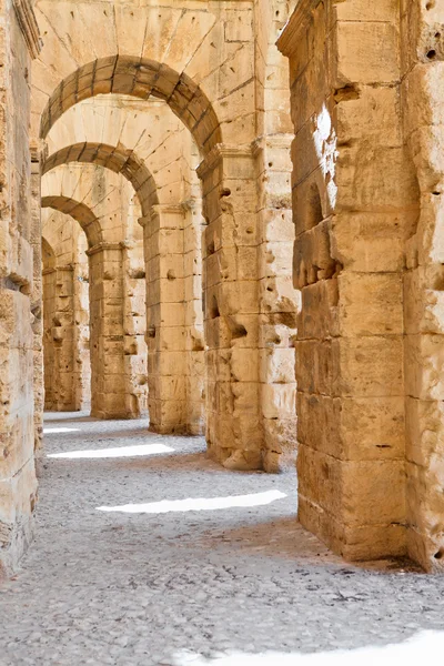 Arcos antigos de ruínas no Anfiteatro da Tunísia em El Djem, Tunísia — Fotografia de Stock