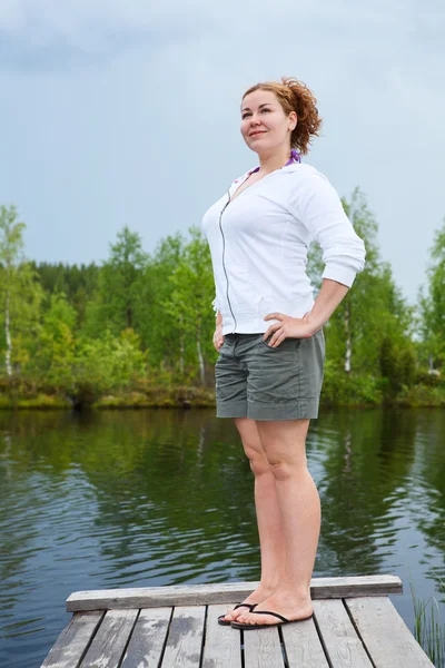 Reggel gyakorolja a tónál planked fapadló nő — Stock Fotó