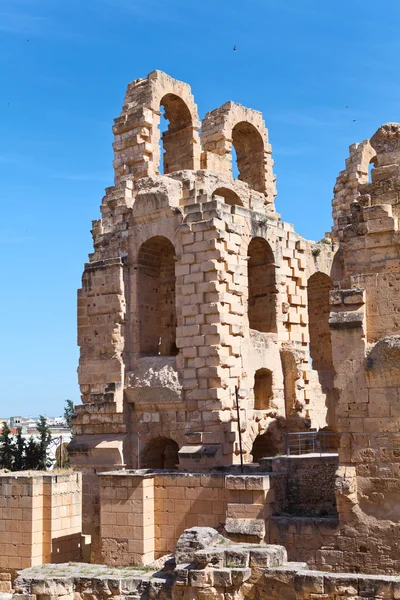 Yıkılmış antik duvarlar ve kemerler harabelerini el djem, Tunus, Tunus anfi tiyatro — Stok fotoğraf