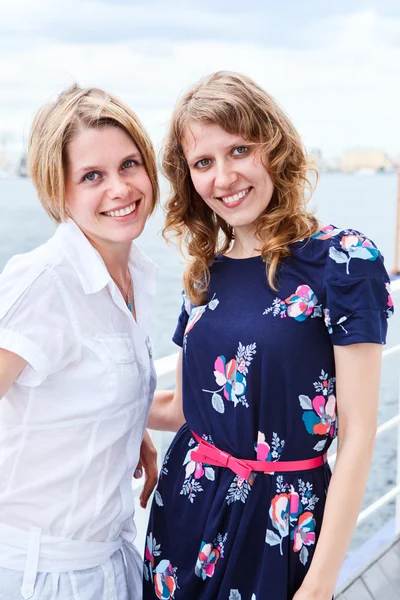 Zwei sexy Frauen gemeinsam an Deck — Stockfoto
